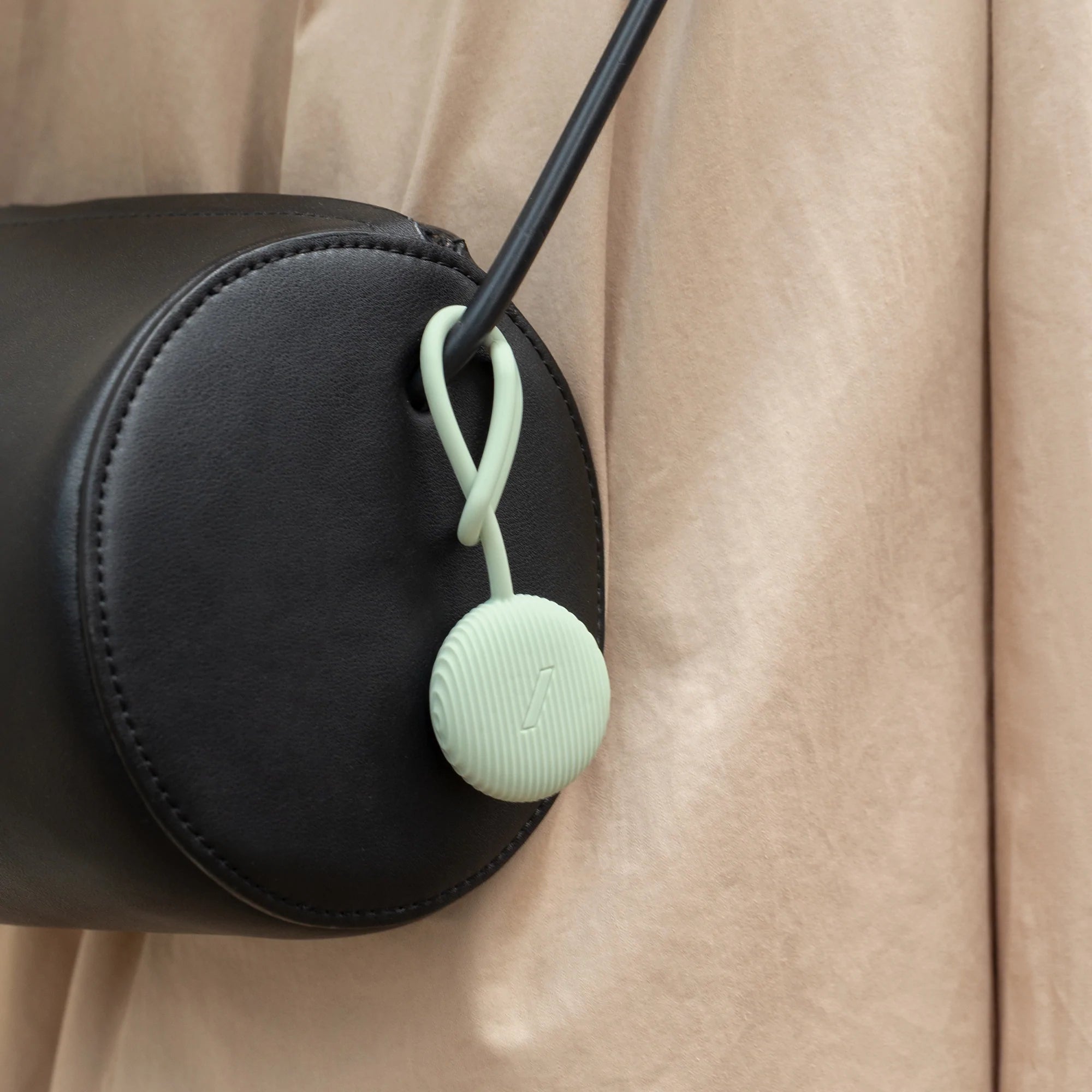 boucle-curve-airtag-native-union image 8