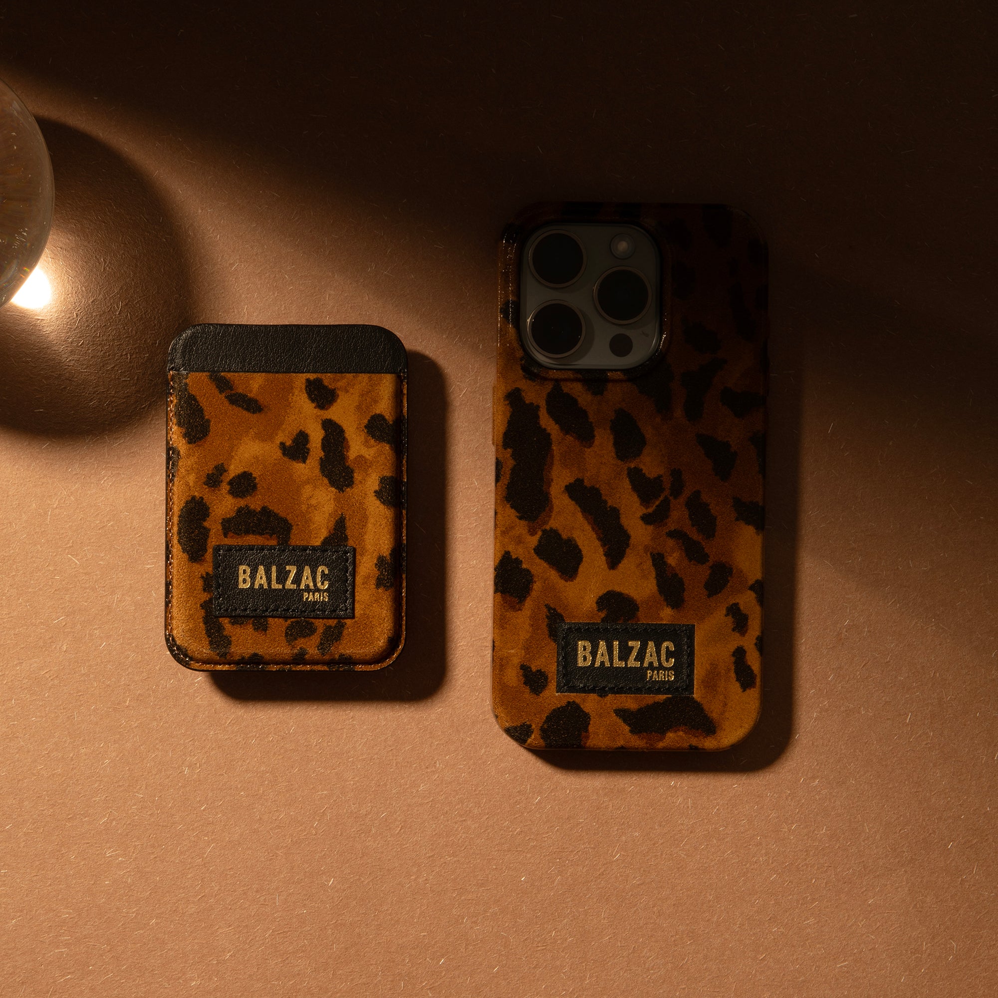 native-union-x-balzac-paris-cheetah-cappuccino-case-pour-iphone-14-coque-en-cuir image 2