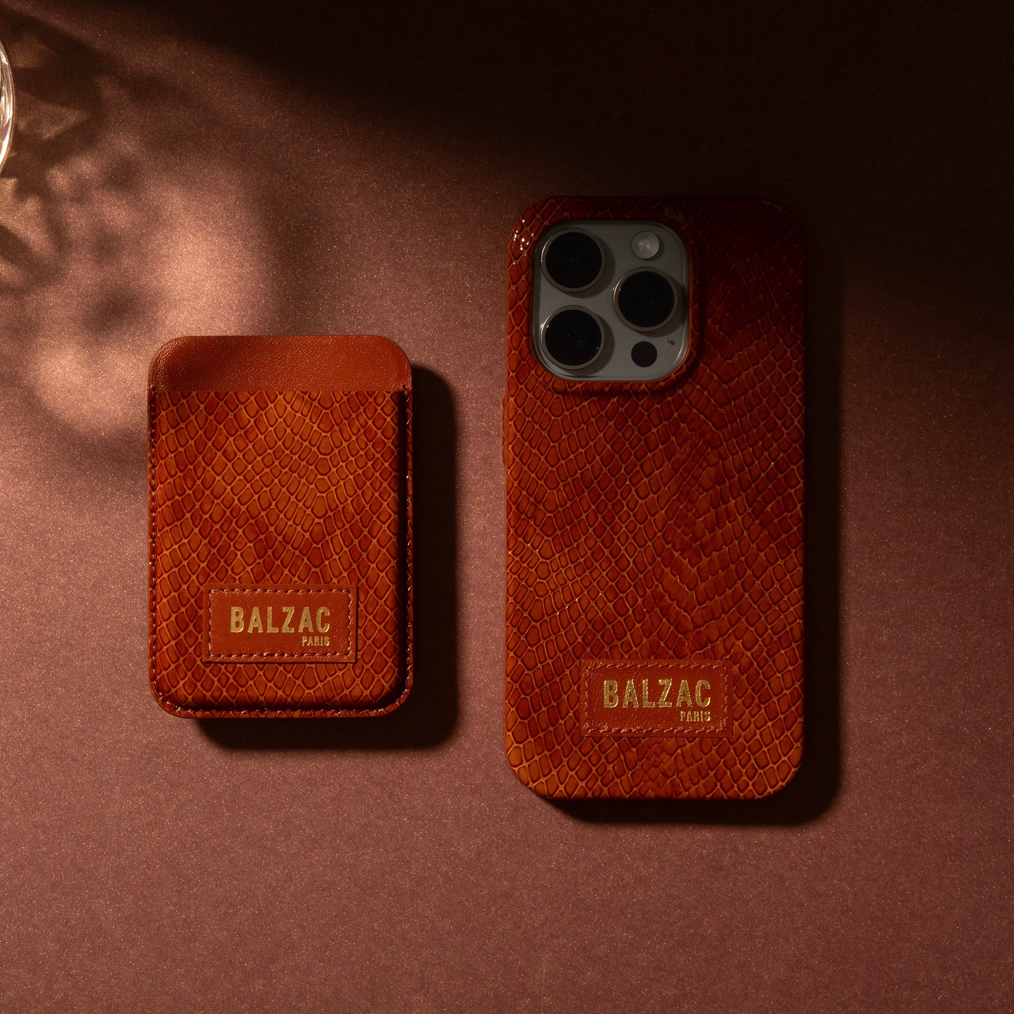 native-union-x-balzac-paris-coque-embossed-cognac-pour-iphone-15 image 2