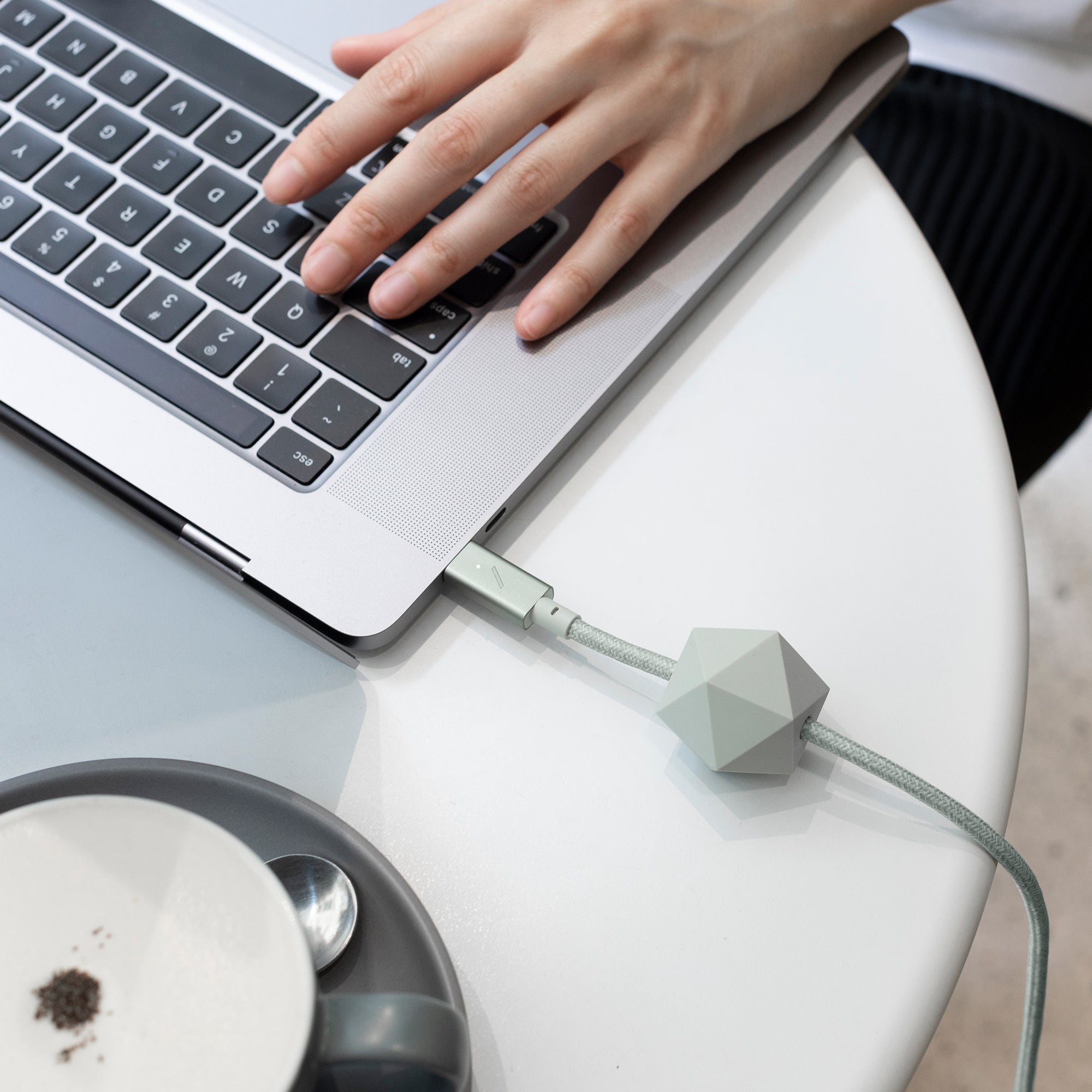native-union-desk-cable-usb-c-vers-usb-c-100w-2-4-m-charge-rapide-et-design-anti image 6