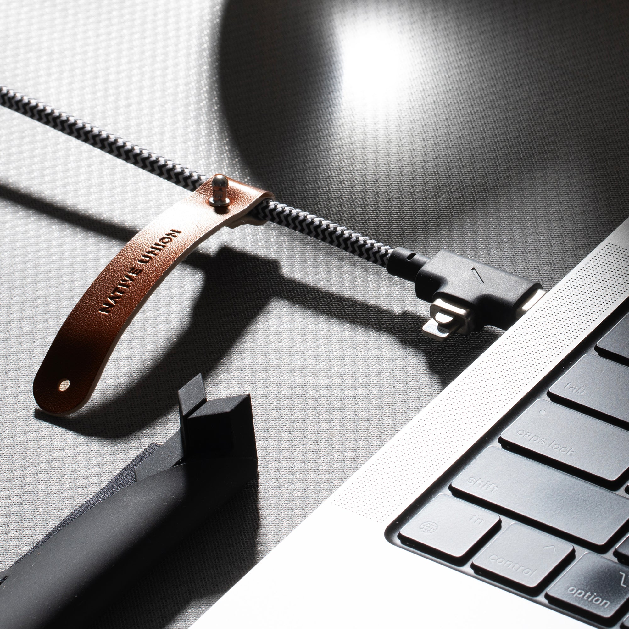 native-union-belt-cable-duo-pro-240w-usb-c-vers-usb-c-lightning-2-en-1 image 2