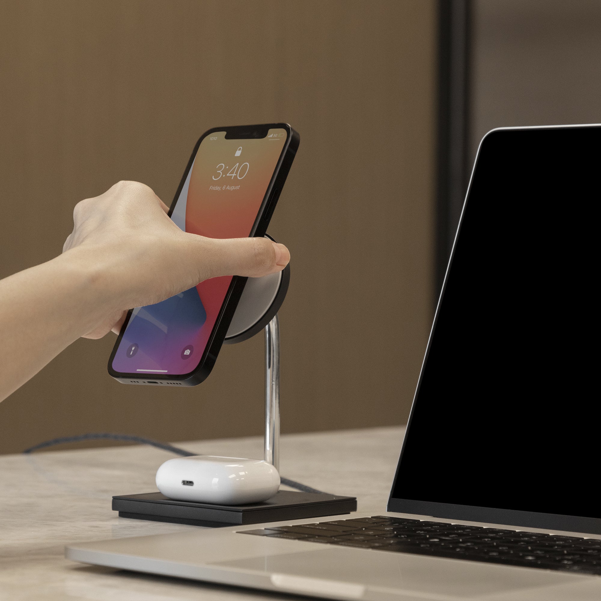 chargeur-sans-fil-magn-tique-2-en-1-snap-de-native-union-pour-iphone-et-airpods image 3