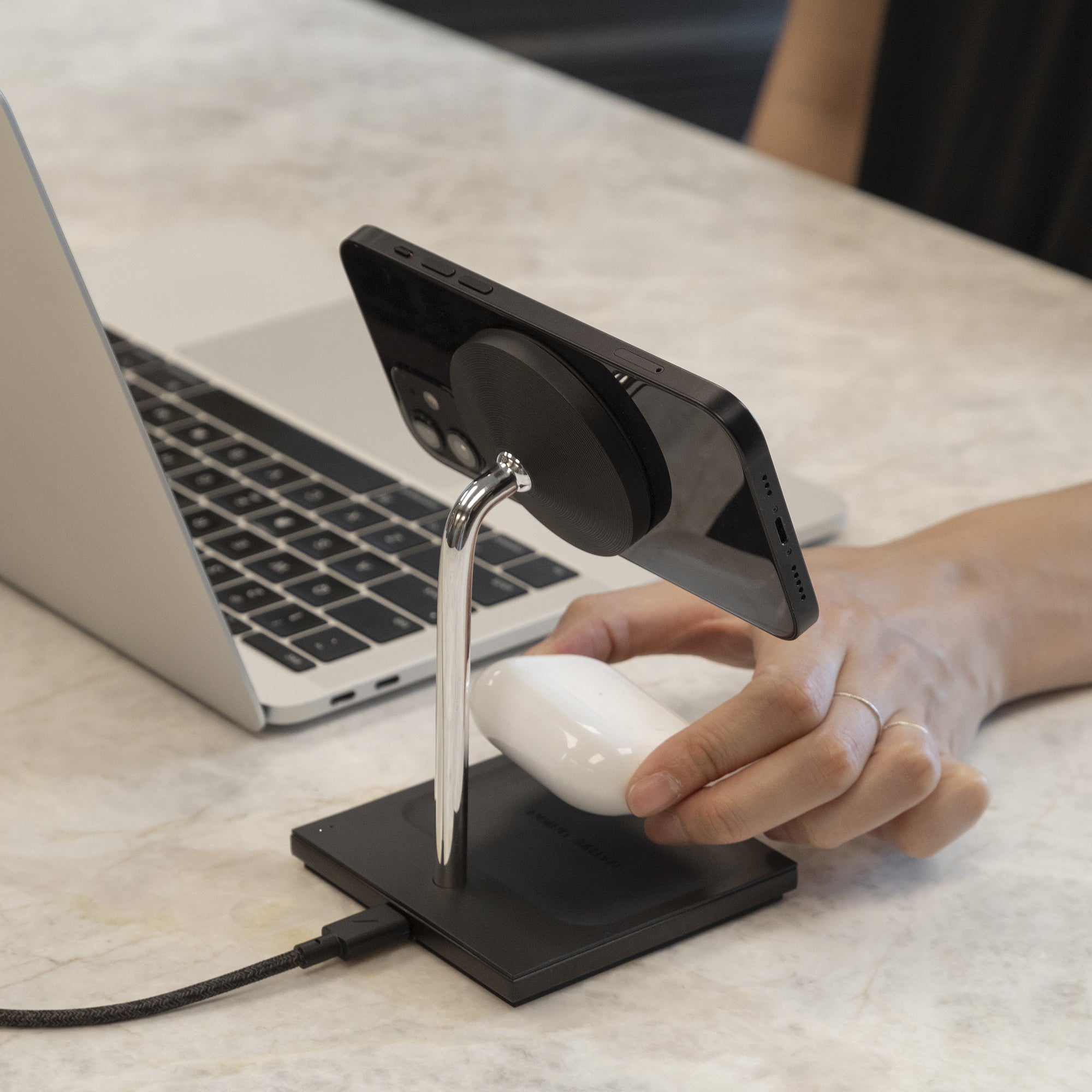 chargeur-sans-fil-magn-tique-2-en-1-snap-de-native-union-pour-iphone-et-airpods image 7