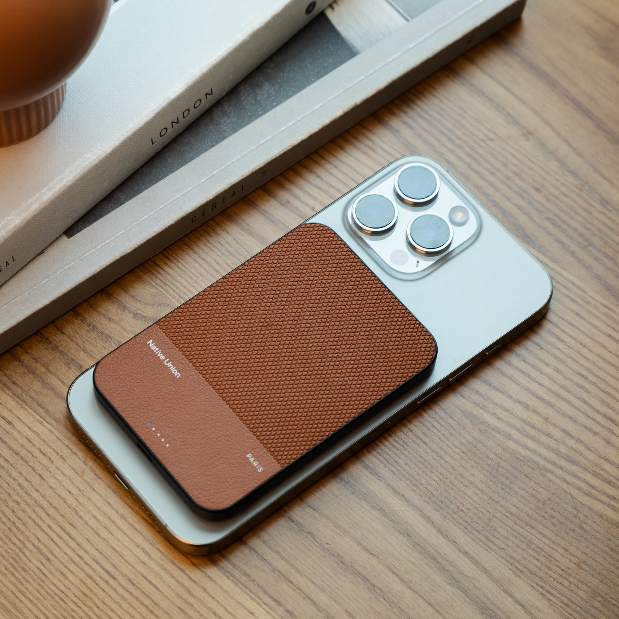 native-union-re-classic-power-bank-5000mah-magsafe-cuir-v-g-tal image 2
