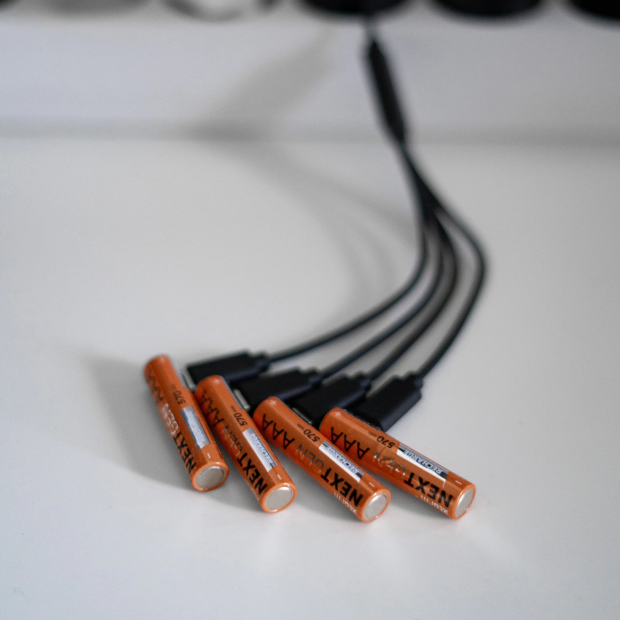 xtorm-piles-rechargeables-aaa-usb-c-lot-de-4-avec-c-ble-4-en-1 image 5